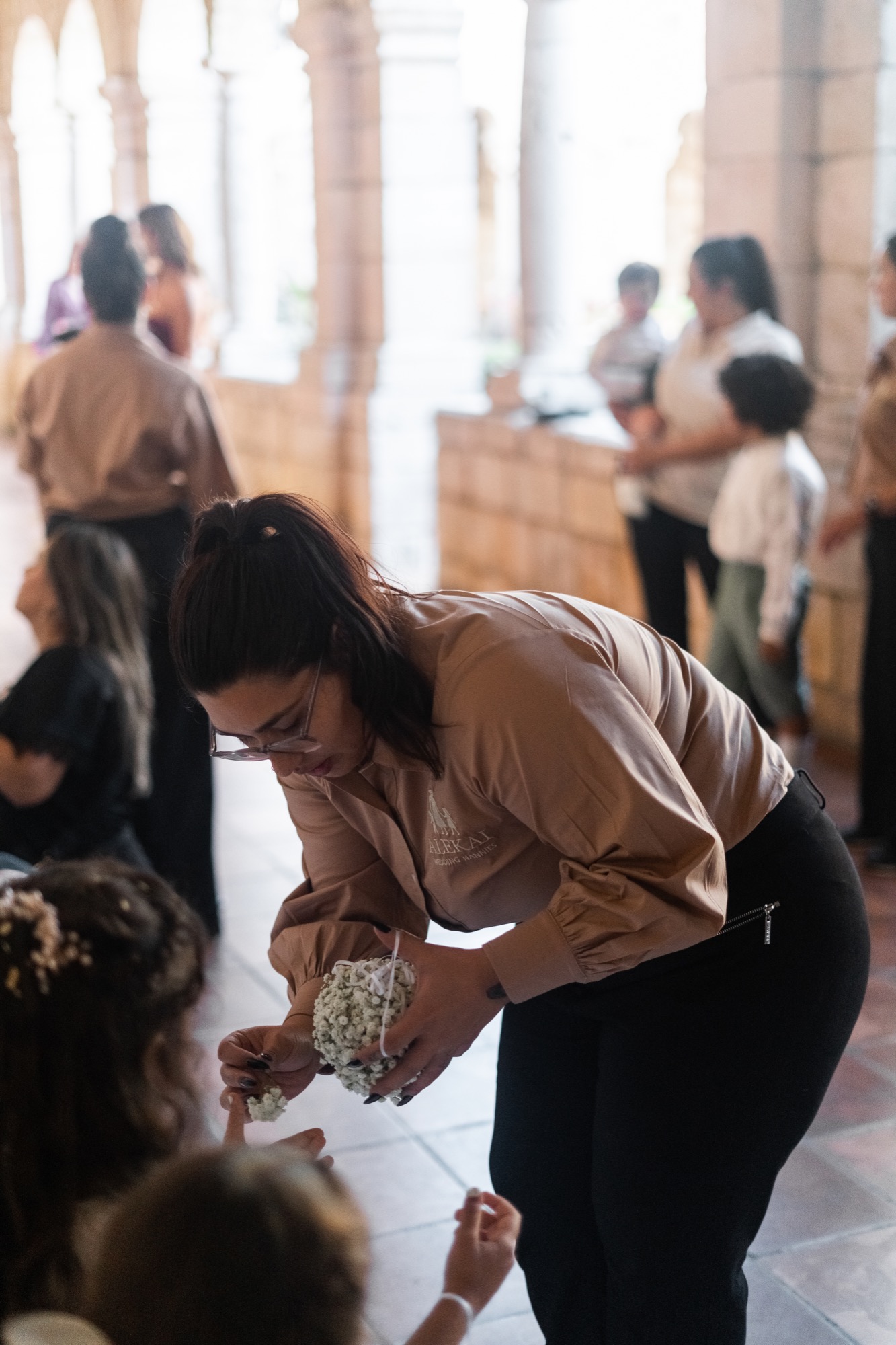 Alekai nanny handing a flower bouquet to a flower girl